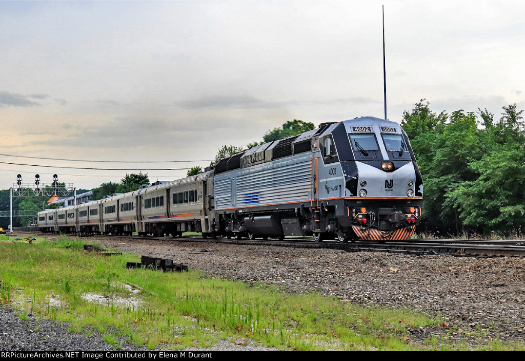 NJT 4002 on train 1147